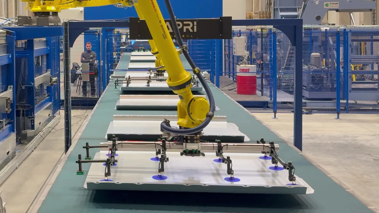 Garra de vacío de la célula de racking de APRI cogiendo un panel en una planta de Hungría