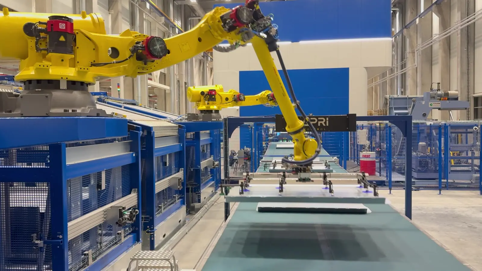 Dos robots FANUC de APRI cargando paneles en una planta de Hungría