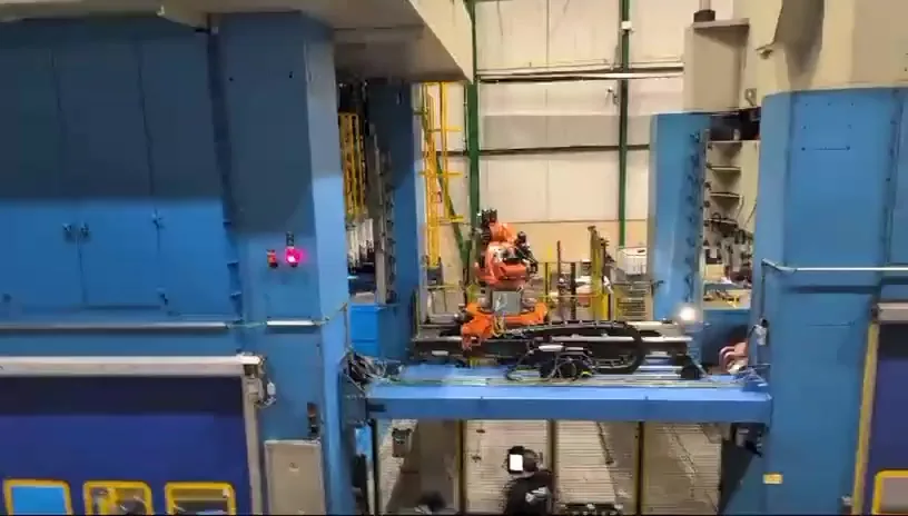 Robots KUKA entre prensas Fagor en la línea de Estampaciones Rubí